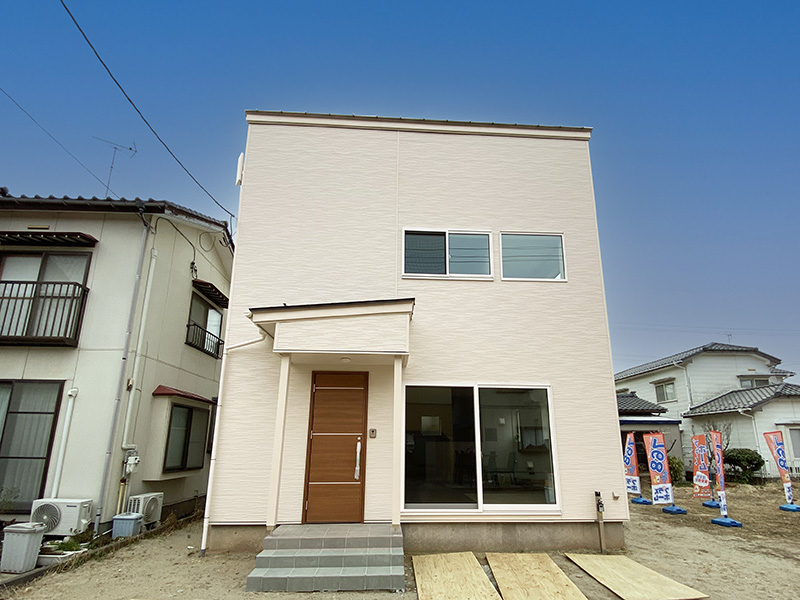 新潟市東区・26坪｜吹き抜けで開放的なリビング！ママも嬉しい洗濯機と同室にサンルームのある3LDK