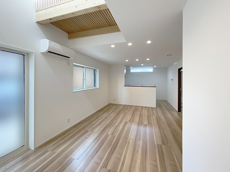 見附市・25坪|スリット床が特徴的!キッチンから広いリビングが見渡せる3LDK